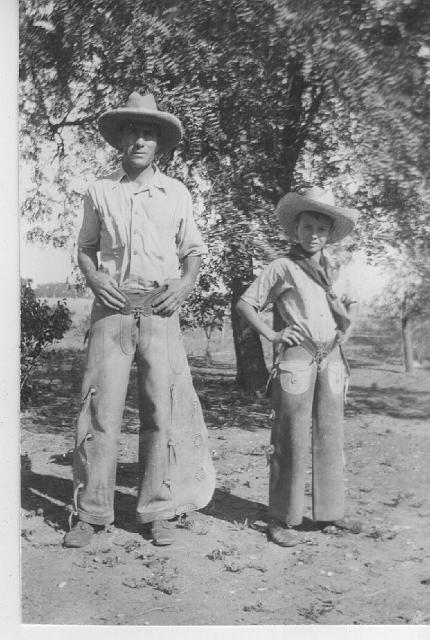 harvey_robt_bowles_1933.jpg - James "Harvey" Harvey Bowles Jr. with his son Robert Joseph Bowles in 1933 (Robert is 11 years old)